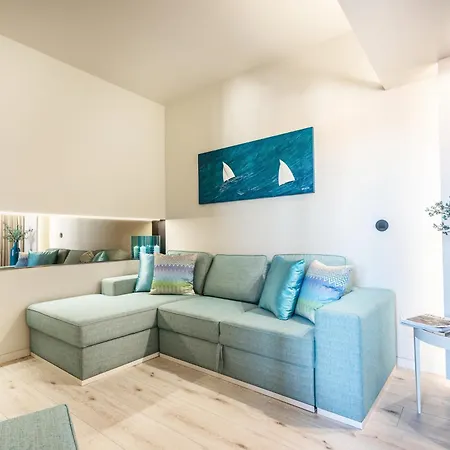 Whome Elegant Living In Center *