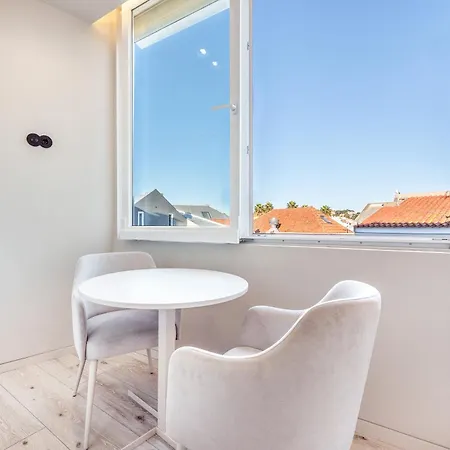 Whome Elegant Living In Center